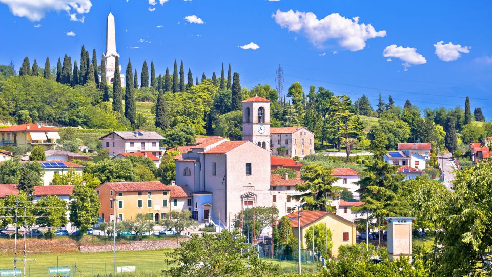 Custoza ist ein malerisches Dorf nahe Verona, umgeben von sanften Weinbergen, Geschichte und mediterraner Lebensfreude.