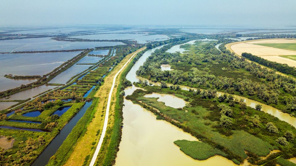Die weiten Horizonte des Po-Deltas spiegeln sich im ruhigen Wasser der Lagunen.