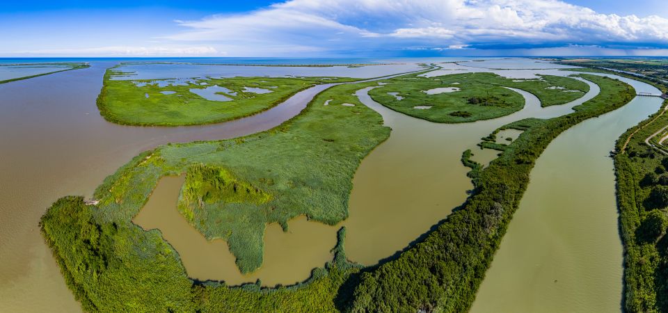 Sanfte Lagunen, schilfbewachsene Ufer und verzweigte Wasserwege prägen diese beeindruckende Landschaft.