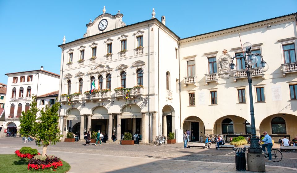 Das Rathaus mit seiner eleganten Fassade und dem Uhrturm prägt die Piazza Maggiore und das Stadtbild eindrucksvoll.