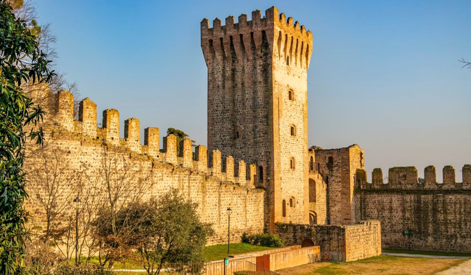 Das Castello Carrarese thront über der Stadt Este, umgeben von Mauern, Türmen und einem parkähnlichen Garten.