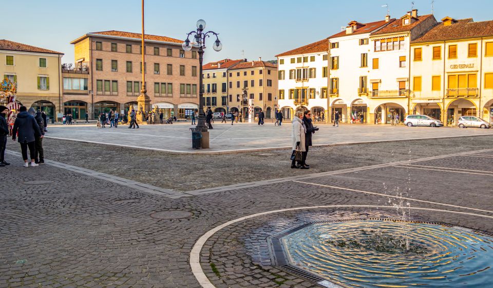 Die Piazza Maggiore in Este ist das lebendige Herz der Stadt, umgeben von Arkaden, Palazzi und mediterranem Flair.