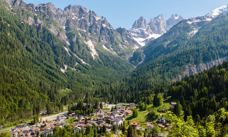 Falcade liegt im Valle del Biois und begeistert mit seiner sonnigen Lage und herrlichem Panorama auf die Dolomiten.