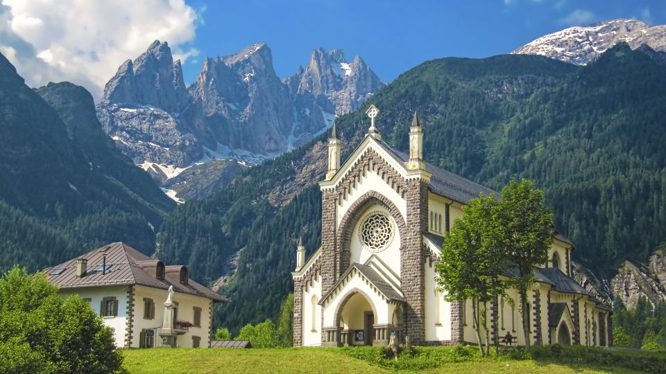 Die Chiesa Parrocchiale della Beata Vergine Maria Immacolata prägt das Bild des Bergdorfes Falcade.