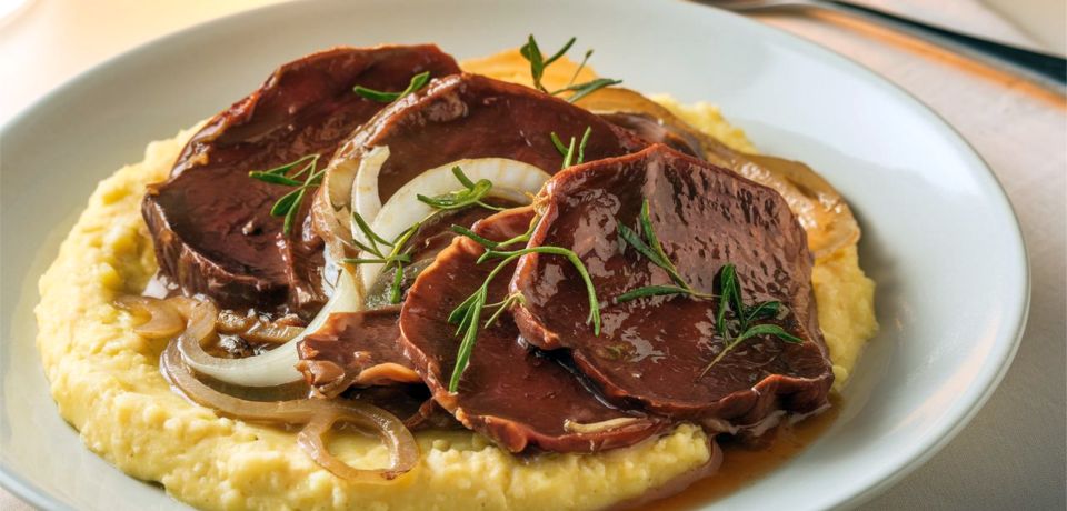 Fegato alla veneziana ist ein traditionelles Gericht aus Venedig: zarte Kalbsleber mit süß geschmorten Zwiebeln.