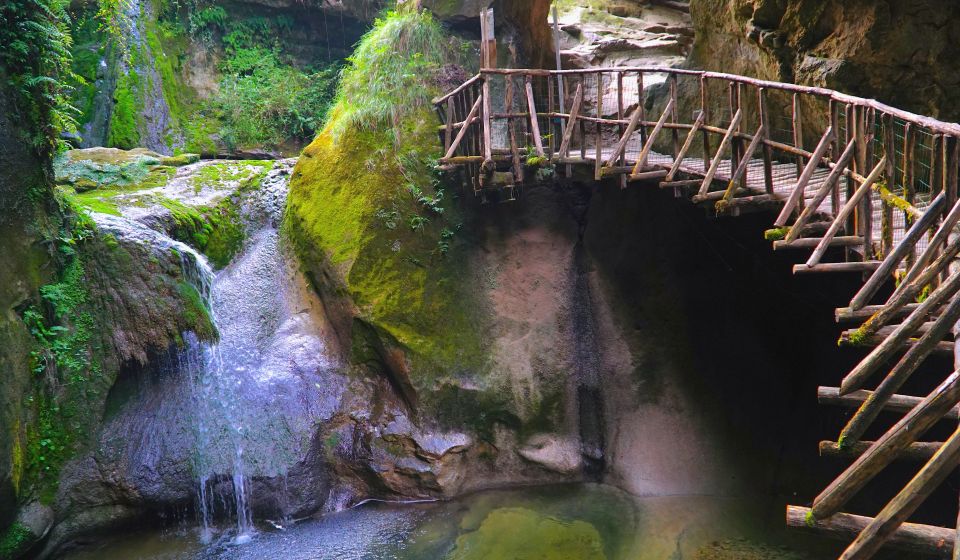 Das Wasser der Grotte del Caglieron stürzt in funkelnden Kaskaden herab und formt Becken, Schluchten und geheimnisvolle Strudel.