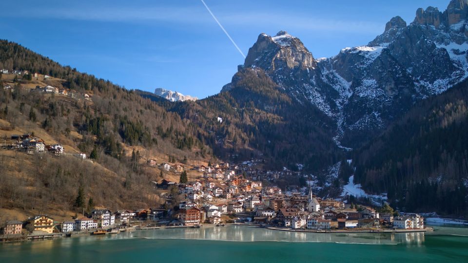 Alleghe liegt am Ufer des gleichnamigen Sees, umgeben von Wäldern und den imposanten Gipfeln der Civetta-Gruppe.