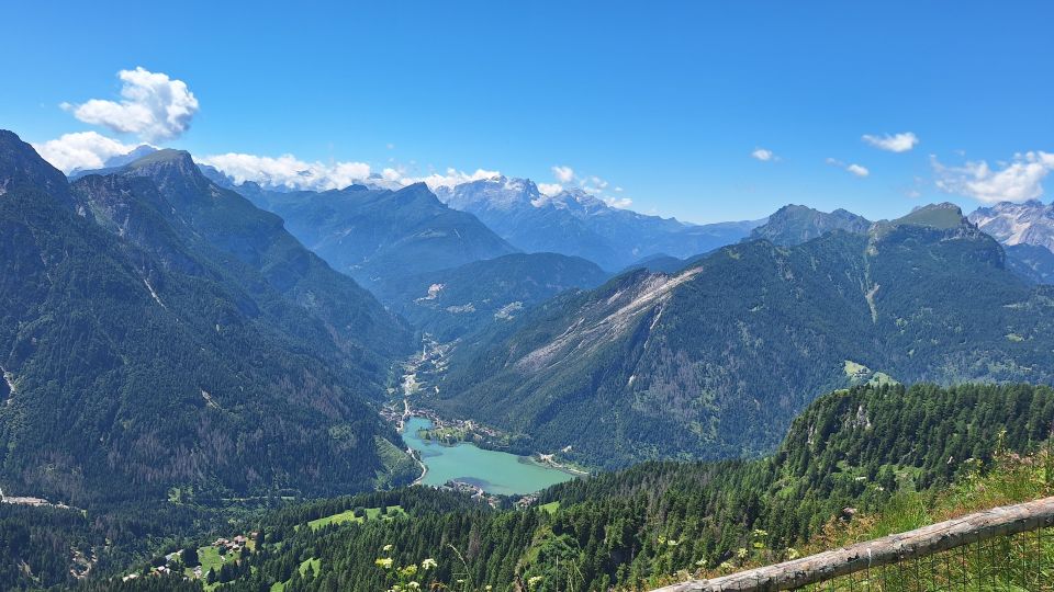 Der Lago di Alleghe liegt eingebettet in einem weiten Talkessel, umrahmt von Wäldern und den steilen Wänden der Civetta.