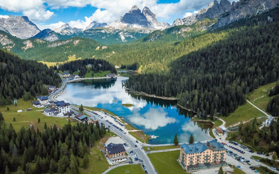 Der Lago di Misurina liegt auf 1.754 Metern Höhe bei Auronzo di Cadore, umgeben von den majestätischen Dolomiten.