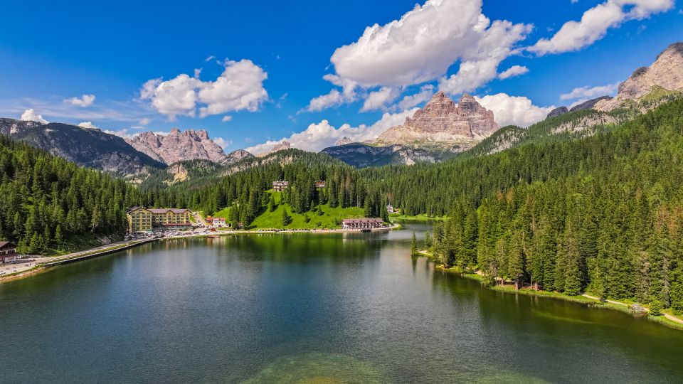Der Lago di Misurina verzaubert mit seinem klaren Wasser und einem traumhaften Panorama der umliegenden Dolomiten.