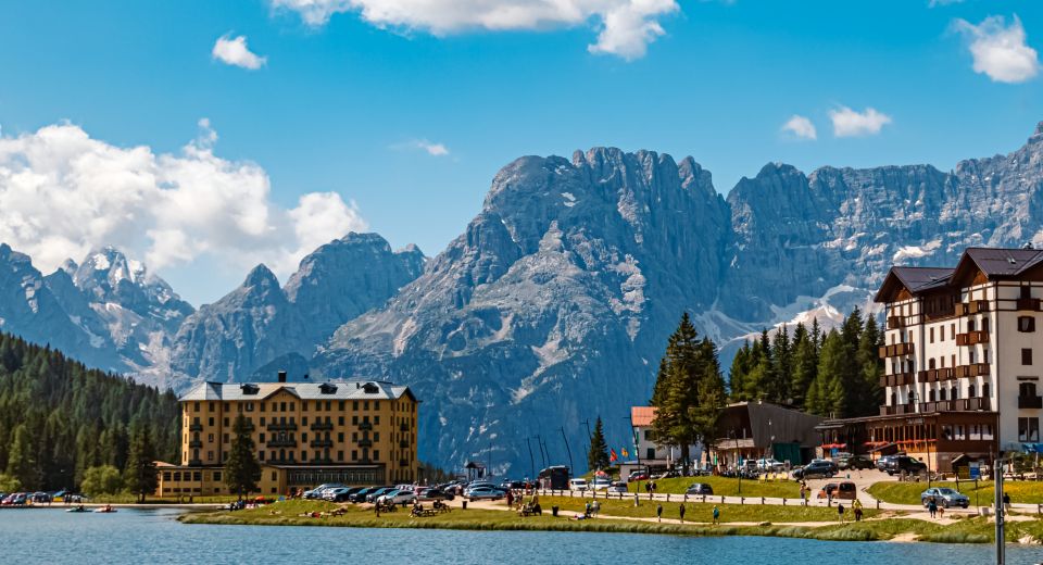 Vom Lago di Misurina öffnet sich der Blick nach Süden auf die majestätischen Gipfel der Cadini- und Marmarole-Gruppe.