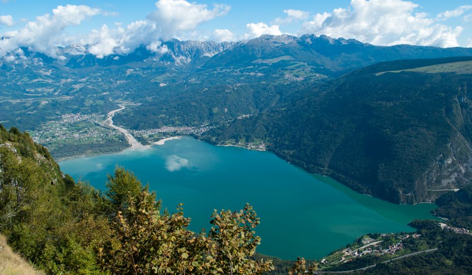 Der Lago di Santa Croce spiegelt Himmel und Dolomiten – ein Naturjuwel im Herzen der Provinz Belluno.