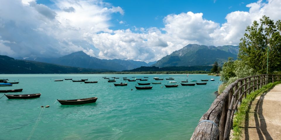 Umgeben von Wäldern und Bergen lädt der Lago di Santa Croce zum Segeln, Schwimmen und Träumen ein.