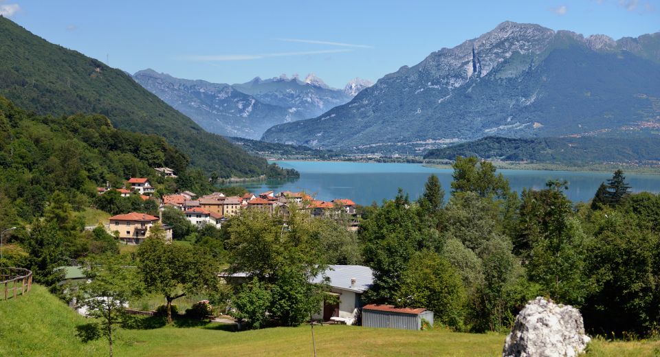 Der Lago di Santa Croce glänzt türkis inmitten der Alpen, ein Paradies für Surfer, Naturfreunde und Ruhesuchende.