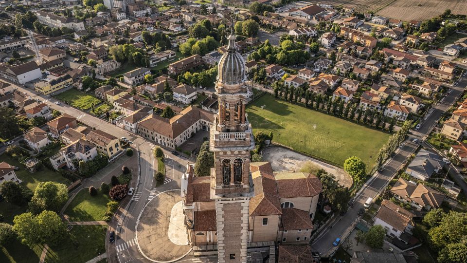 Der markante Glockenturm der Santa Sofia in Lendinara aus der Vogelperspektive.