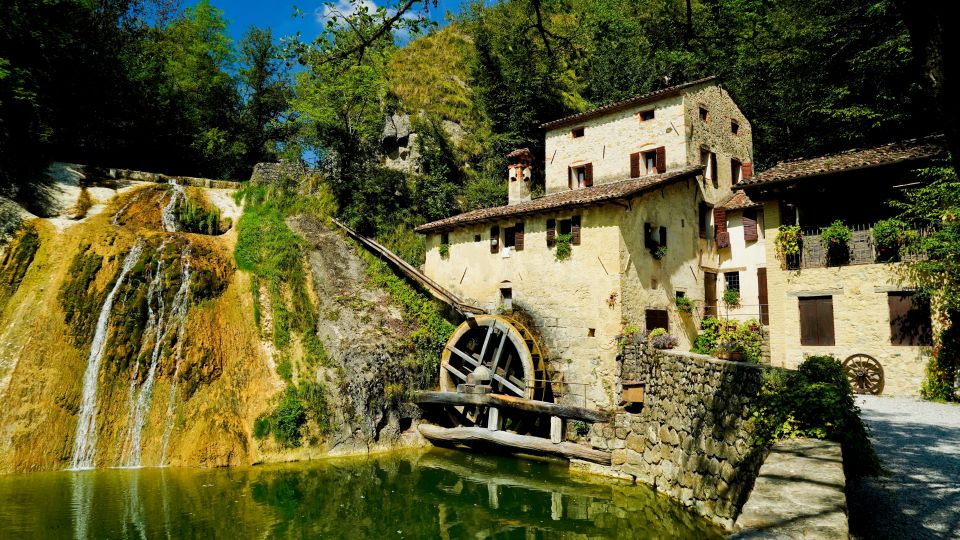 Die Kombination aus Steinbau, Wasserfall und Mühlrad macht den Molinetto della Croda zu einem einzigartigen Fotomotiv.