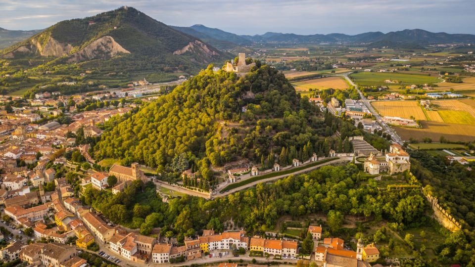 Der Hügel von Monselice trägt Burgen, Kapellen und Legenden – ein stiller Wächter über Stadt und Landschaft.