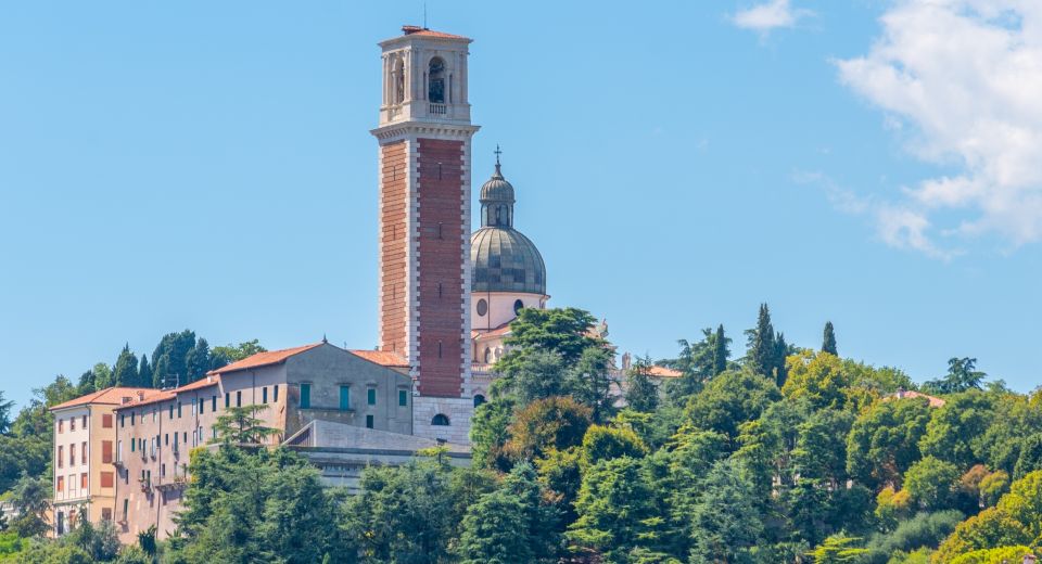 Das Santuario della Madonna di Monte Berico thront auf einem Hügel über Vicenza mit weitem Blick auf Stadt und Ebene.