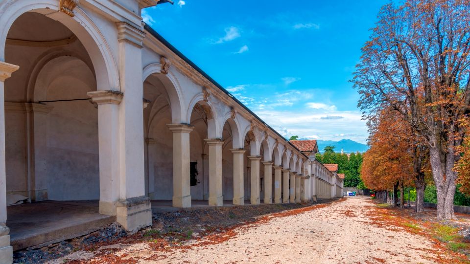 Die Scalatina di Monte Berico führt mit 150 Arkaden den Pilgerweg hinauf zum Heiligtum – ein stiller Aufstieg des Glaubens.
