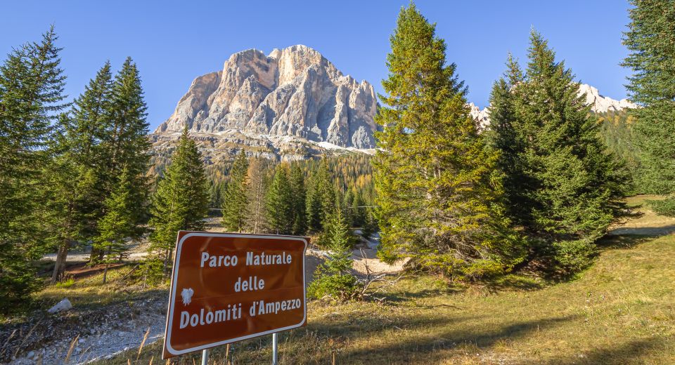 Der Parco Naturale delle Dolomiti d’Ampezzo schützt einzigartige Landschaften, wilde Tierwelt und majestätische Gipfel.