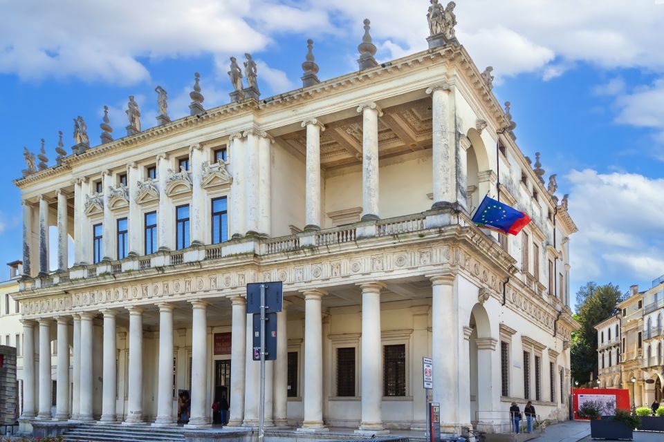 Die Fassade des Palazzo Chiericati beeindruckt mit eleganten Säulen, harmonischer Symmetrie und Palladios Klarheit.