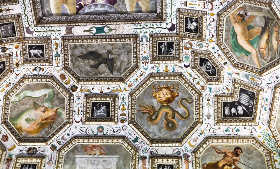 Im Inneren des Palazzo Chiericati faszinieren kunstvolle Deckenornamente mit Fresken, Stuck und harmonischer Farbgestaltung.