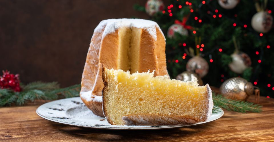 Pandoro ist ein goldgelber, sternförmiger Weihnachtskuchen aus Verona – luftig, buttrig und mit Puderzucker bestäubt.
