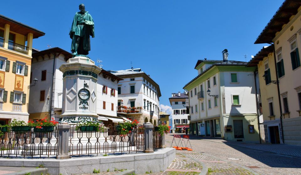 Die Piazza Tiziano in Pieve di Cadore ist das historische Herz des Ortes, umgeben von Kunst, Geschichte.