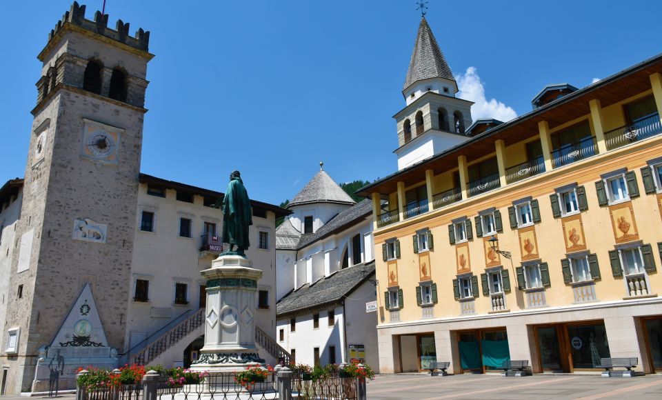 Blick auf die Piazza Tiziano mit der Kirche Santa Maria Nascente – ein harmonisches Ensemble aus Kunst und Geschichte.