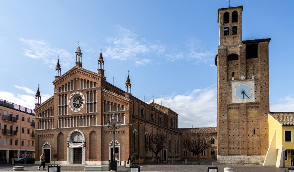 Die Cattedrale di Piove di Sacco mit dem markanten Torre Carrarese verbindet sakrale Kunst mit mittelalterlicher Geschichte.