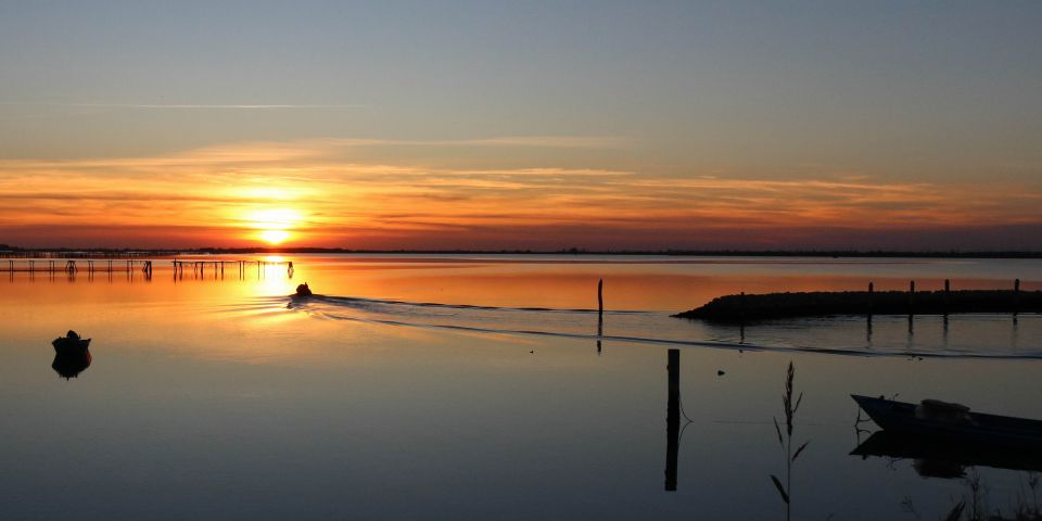 Wildromantische abendliche Stimmung über dem stillen Wasser nahe Porto Tolle.
