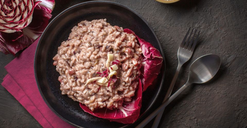 Radicchio di Treviso – zarter, rot-weißer Chicorée aus Venetien, leicht bitter, ideal gegrillt oder in Risotto.