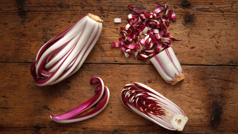 Radicchio di Treviso – edler Wintergemüseklassiker aus Venetien, knackig, bitter-süß, perfekt für Salat oder Risotto.