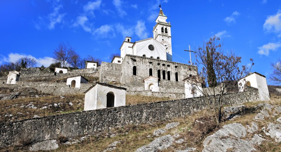 Die Santuario di San Francesco da Paola thront über Revine Lago und vereint barocke Kunst, Andacht und malerische Aussicht.