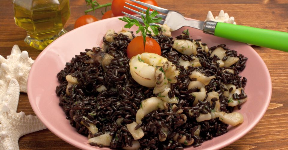 Risotto al nero di seppia – schwarzes Risotto mit Sepiatinte, cremig, aromatisch und typisch für die Küche Venedigs.