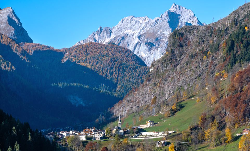 Rocca Pietore liegt malerisch am Fuß der Marmolata und bietet ein eindrucksvolles Panorama auf die Dolomitenberge.