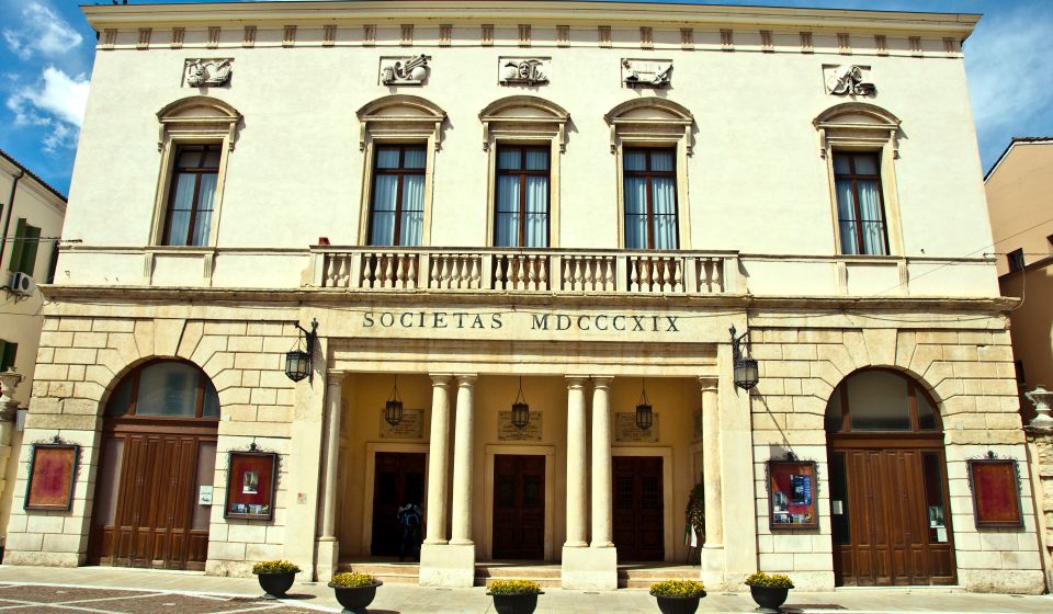 Die Fassade des Teatro Sociale in Rovigo beeindruckt mit klassizistischer Eleganz, Säulenfront und harmonischen Proportionen.