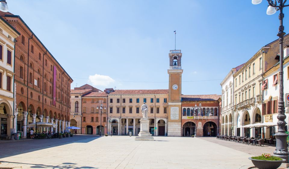 An der Piazza Vittorio Emanuele II ragt der Uhrturm empor – ein Symbol Rovigos und Zeuge seiner reichen Geschichte.