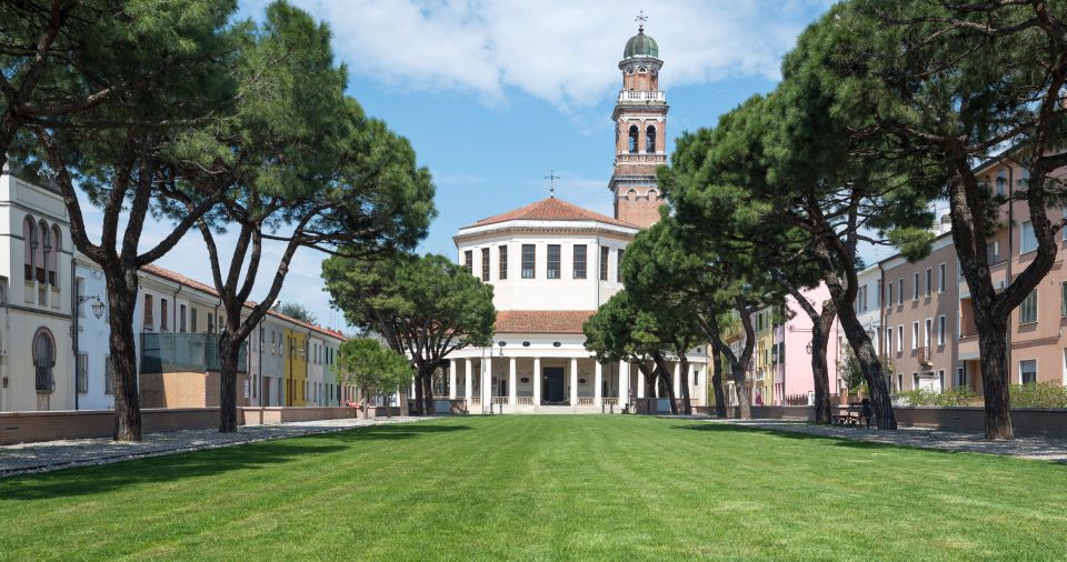 Die Rotonda steht im Herzen Rovigos, nahe dem Corso del Popolo, umgeben von alten Palästen und ruhigen Gartenanlagen.