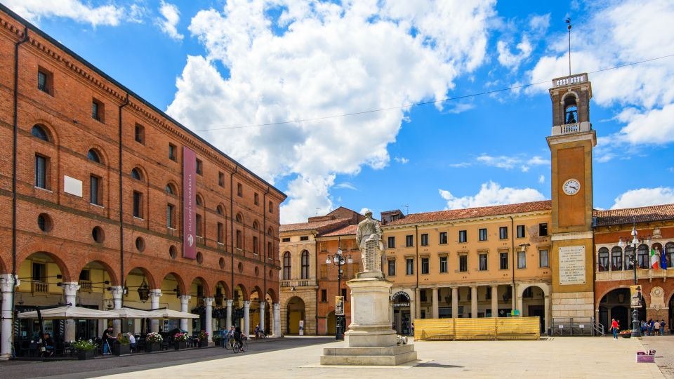 Die Piazza Vittorio Emanuele II in Rovigo präsentiert sich als lebendiger Mittelpunkt der Stadt.