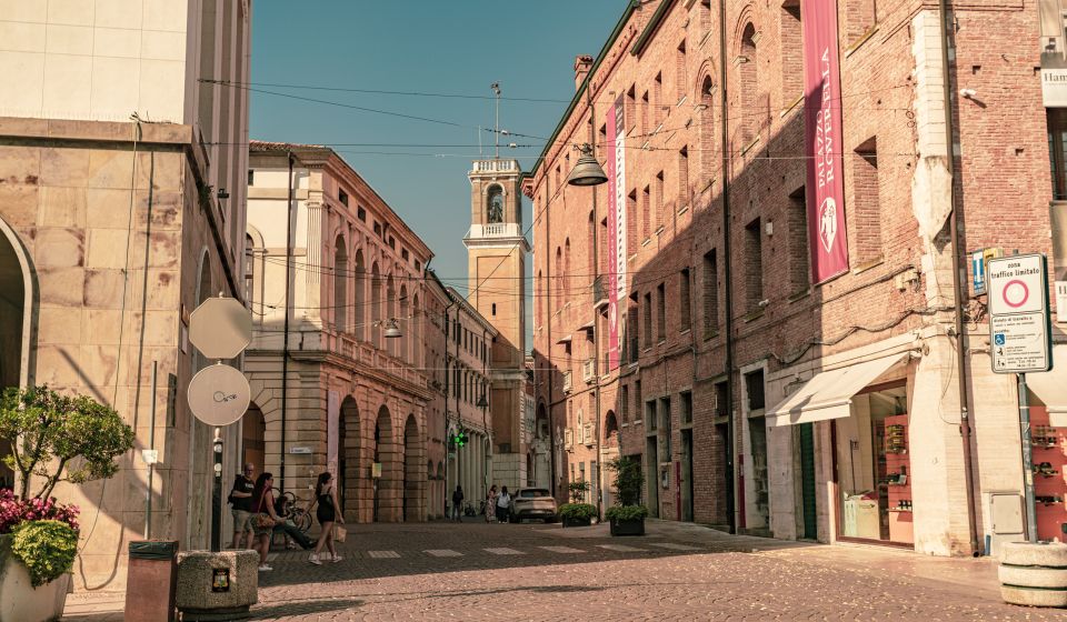 Straßenansicht im Stadtzentrum von Rovigo, in der Nähe des Turms des Palazzo della Roverella.