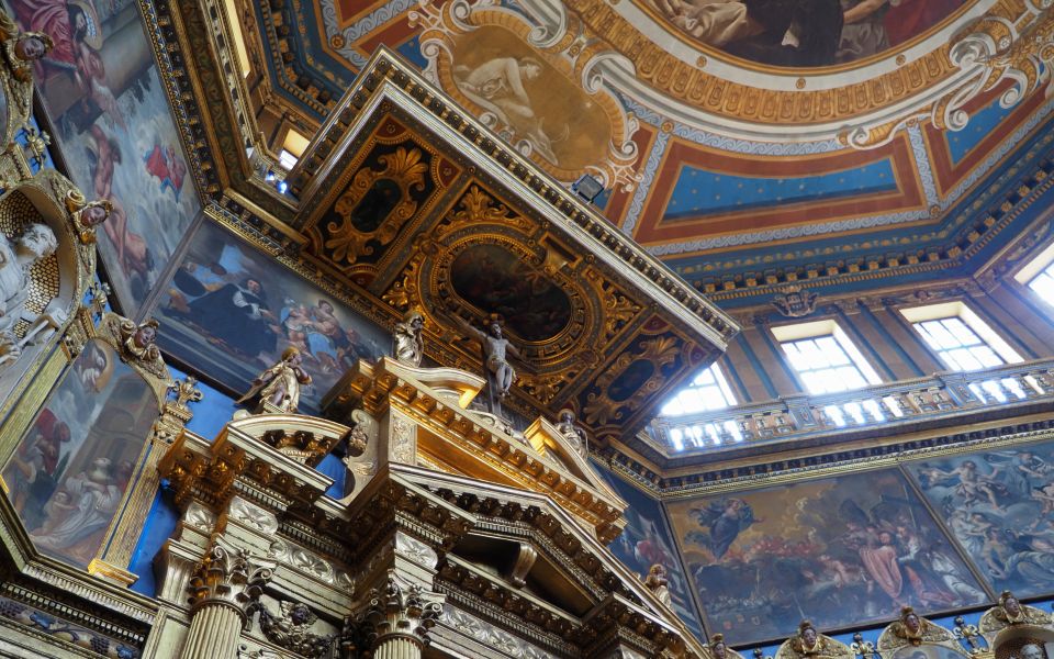 Im Inneren der Rotonda von Rovigo beeindrucken prachtvolle Fresken, vergoldete Altäre und eine harmonische Lichtwirkung.