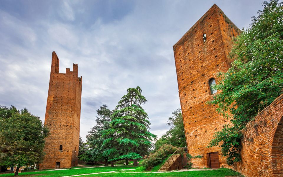 Der Torre Donà seiner markanten Silhouette zwischen den antiken Fassaden.