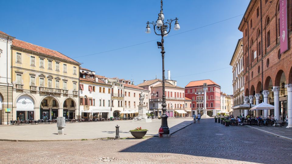 Die Piazza Vittorio Emanuele II ist das elegante Herz von Rovigo mit Palästen, Cafés und der Statue des Königs.