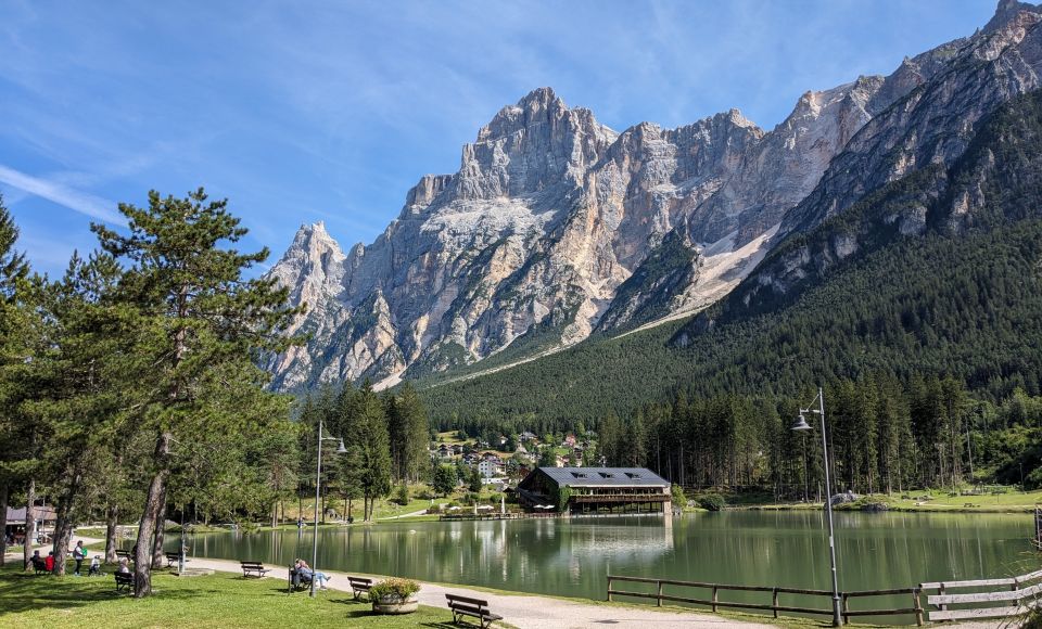 Der Lago di Mosigo bei San Vito di Cadore spiegelt die Dolomiten im klaren Wasser – ein idyllischer Ort der Ruhe.