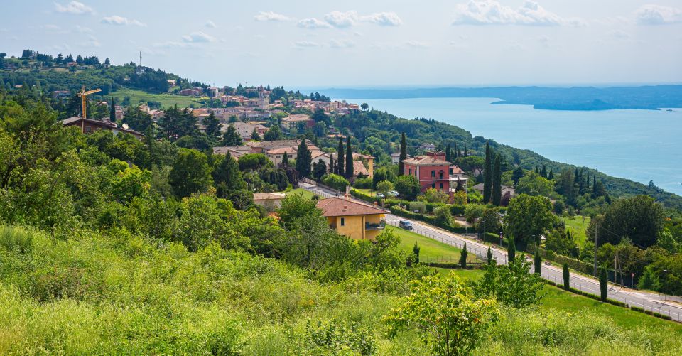 San Zeno di Montagna ist ein malerisches Bergdorf am Monte Baldo mit Panoramablick auf den Gardasee und kulinarischer Tradition.