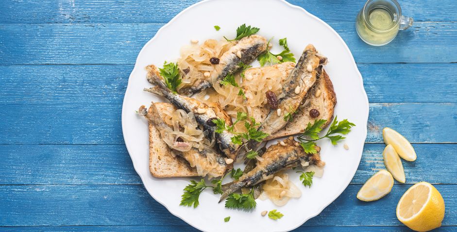 Sarde in saor: Ein Klassiker der Lagunenstadt, bei dem Sardinen in einer süß-sauren Zwiebelsauce ruhen.