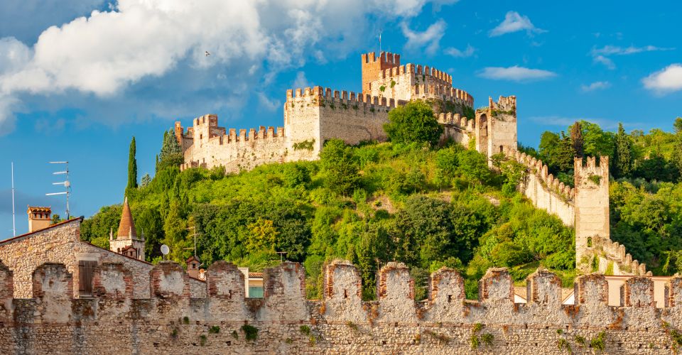 Hoch über Soave thront das mächtige Castello – eine mittelalterliche Burg mit herrlichem Blick über Stadt und Weinberge.