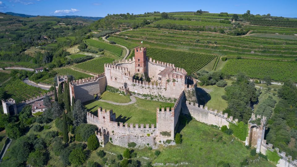 Aus der Drohnenperspektive zeigt sich das Castello di Soave als prachtvolle Burg über einem Meer aus grünen Weinreben.