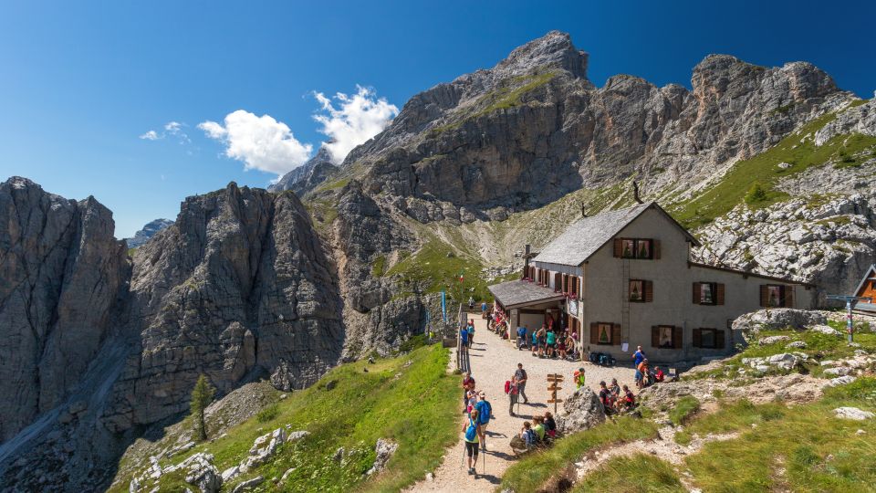 An einem warmen Sommernachmittag genießen zahlreiche Besucher den Ausblick bei der Coldai-Hütte.
